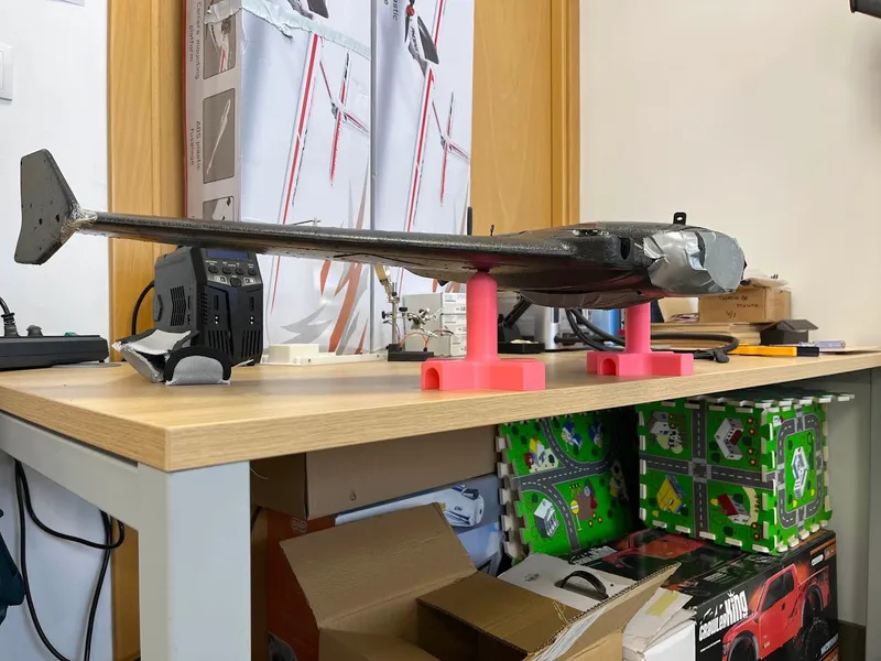 Sonic fixed-wing drone under center-of-mass configuration